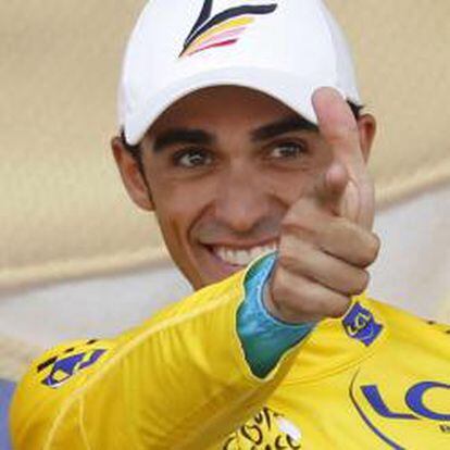 El ciclista Alberto Contador exhibe su maillot amarillo en el Tour de Francia que se disputa estos días