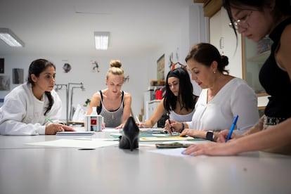 María José Soto con sus alumnas de calzado en el instituto público La Torreta de Elda, en Alicante.