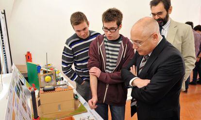 Alumnos del Instituto Lluís Vives muestran sus trabajos al rector Juan Juliá y el vicerrector de Estudios.