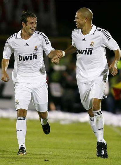 Van der Vaart y Pepe celebran el segundo gol madridista