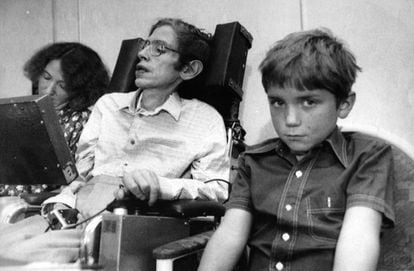 Stephen Hawking, con su hijo, en Barcelona, el 24 de octubre de 1988.