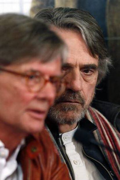 El actor británico Jeremy Irons (d) y el director danés Bille August participan en una rueda de prensa sobre la película 'Night Train to Lisbon' hoy, martes 19 de marzo de 2013, en Lisboa (Portugal). El estreno de la película en Portugal será el 21 de marzo de 2013.