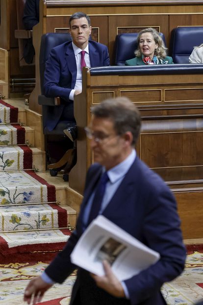 El candidato del PSOE a la investidura, Pedro Sánchez, y la vicepresidenta primera en funciones, Nadia Calviño, observan cómo Alberto Núñez Feijóo se dirige al estrado para dar la réplica al discurso del socialista. 