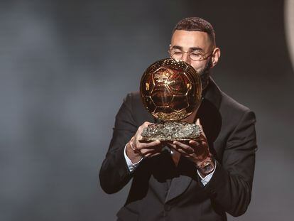 Karim Benzema al recibir el Balón de Oro este lunes en París