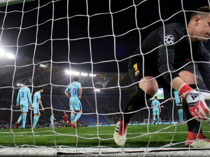 Ter Stegen recoge el balón de la red tras el tercer gol de la Roma. En vídeo, declaraciones de Ernesto Valverde, entrenador FC Barcelona.