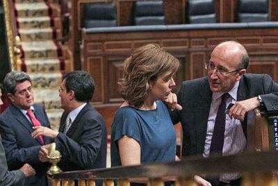 A la izquierda, Federico Trillo conversa con el diputado popular José Luis Ayllón, ayer en el Congreso. En primer término, Soraya Sáenz de Santamaría charla con Miguel Ángel Cortés.