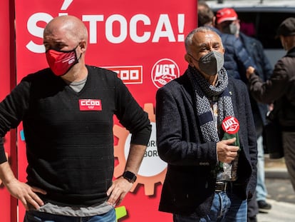 Los secretarios generales de UGT y CCOO, Pepe Álvarez (derecha) y Unai Sordo (izquierda), este lunes en Madrid.