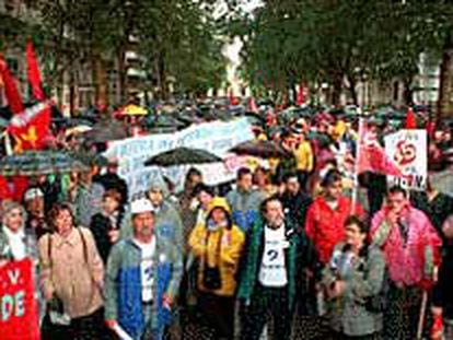 La manifestación del Primero de Mayo en Valencia, ayer bajo la lluvia, a su paso por la avenida de Navarro Reverter.
La manifestación sindical de ayer en Alicante.
