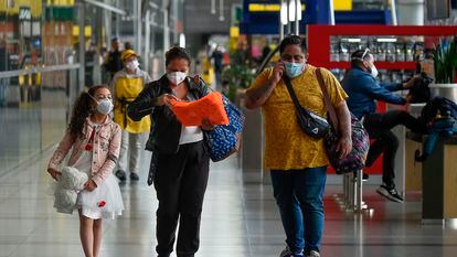 Viajeros en el aeropuerto internacional El Dorado en Bogotá. En vídeo, Iván Duque anuncia el bloqueo de las llegadas de vuelos internacionales a Bogotá.