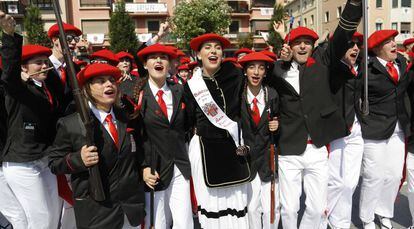Integrantes del alarde mixto celebran hoy su participación en el desfile de Irún.