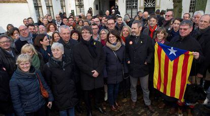 L'expresident de la Generalitat Carles Puigdemont i candidats de la llista Junts per Catalunya recorrent el centre històric de Bruges dissabte.