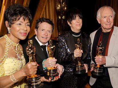 Euzhan Palcy, Michael J. Fox, Diane Warren y Peter Weir posan con su Oscar honorífico, el pasado sábado 19 de noviembre en Los Angeles, California.
