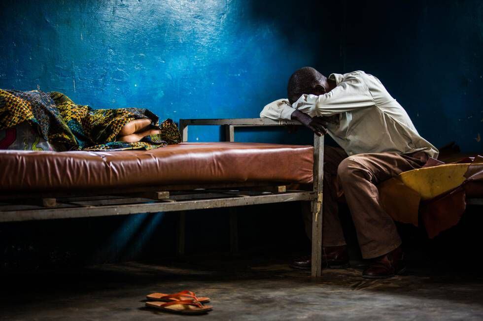 Un hombre junto a su mujer, enferma de malaria, en el centro de salud de Kananga (RDC), el pasado 20 de enero.