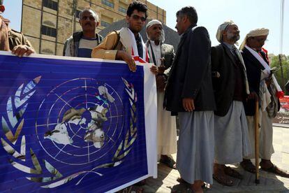 Yemenías protestaron el lunes frente a la sede de la ONU por los ataques aéreos de la coalición liderada por Arabia Saudí.