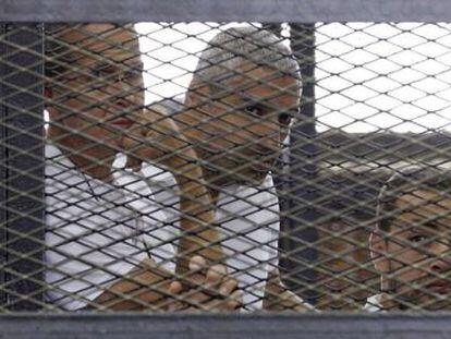 Peter Greste, Mohammed Fahmy y Baher Mohamed, en una imagen del 1 de junio de 2014.