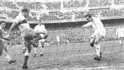 Pepillo cabecea ante Quirant, el partido contra el Elche de 1958.