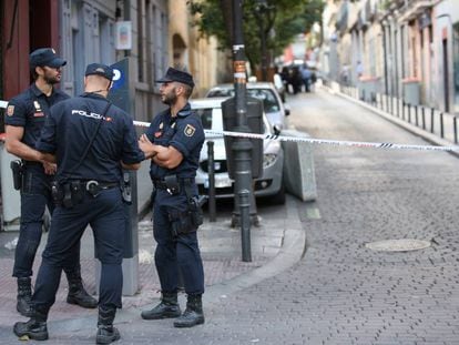 Tres agentes de la Policía Nacional, en el barrio madrileño de Malasaña, en una foto de archivo.