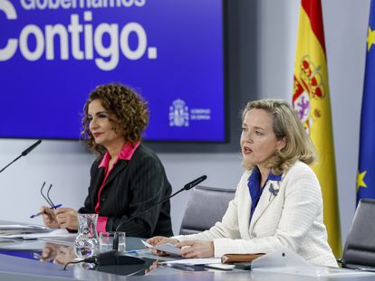 La vicepresidenta primera y ministra de Asuntos Económicos, Nadia Calviño (dcha.), y la ministra de Hacienda, María Jesús Montero.