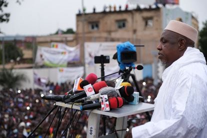 Mahmud Dicko da un discurso para pedir la dimisión del entonces presidente de Malí, Ibrahim Boubacar Keita, en agosto de 2020 en Bamako.