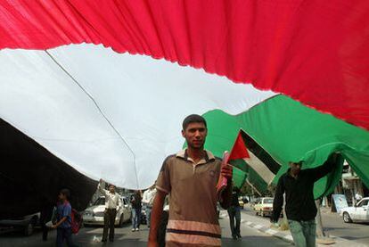 Jóvenes con banderas palestinas en Gaza.