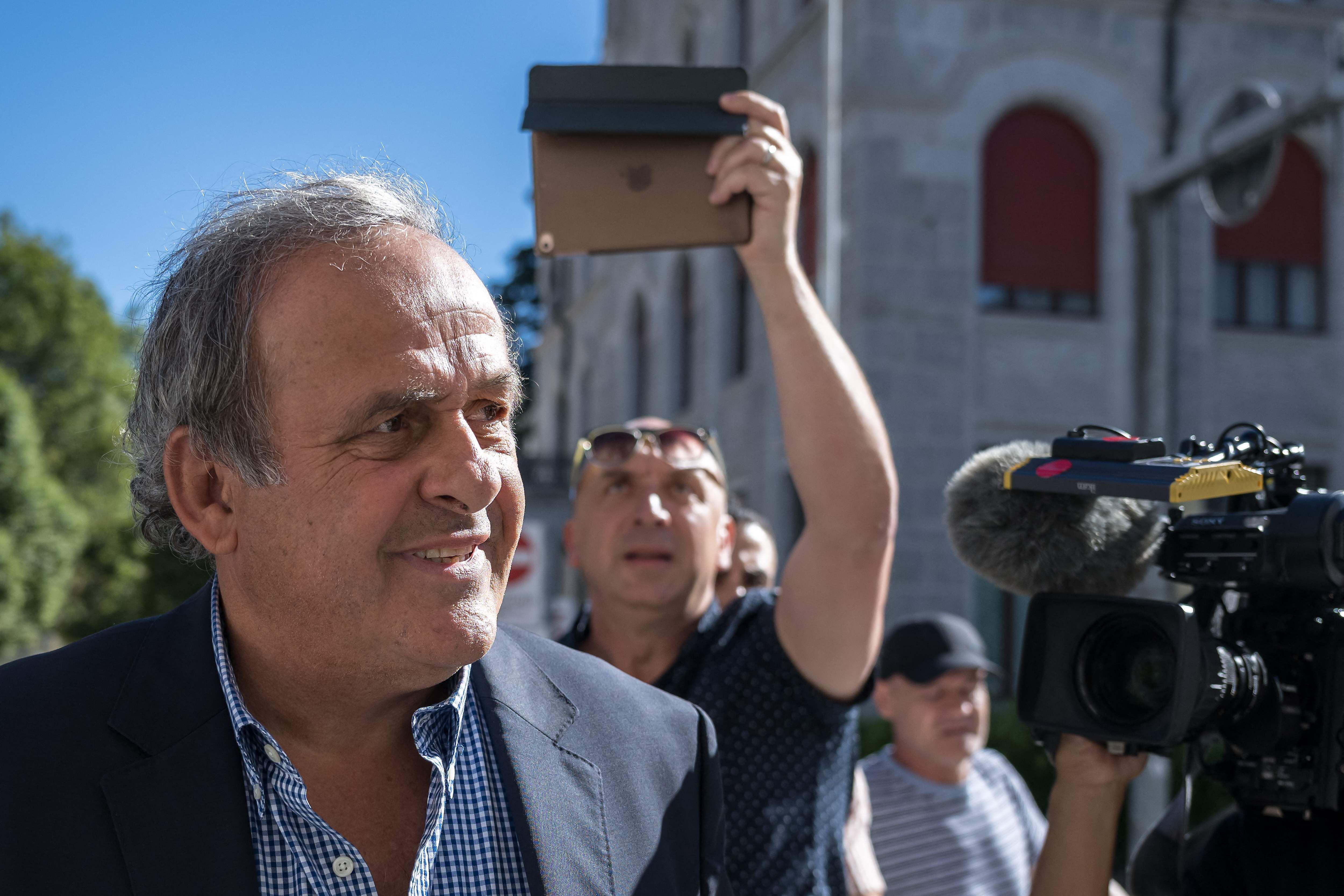 Platini, rodeado de periodistas, a la salida del tribunal de Bellinzona. 