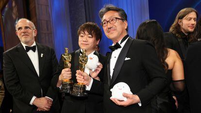 Kiyofumi Nakajima y Kenichi posan con su Oscar por 'El chico y la garza'.
