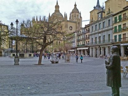 Estatua de Antonio Machado en la Plaza Mayor de Segovia,