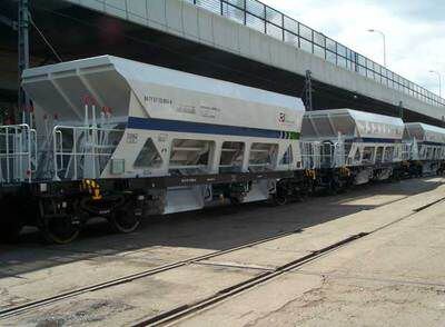 Vagones-tolvas para el transporte de balasto fabricados por Tafesa para Convensa, una compañía filial del grupo FCC.