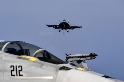 Un caza F18 Hornet se dispone a aterrizar en la cubierta del portaaviones USS Harry S. Truman, el 8 de mayo de 2018.
