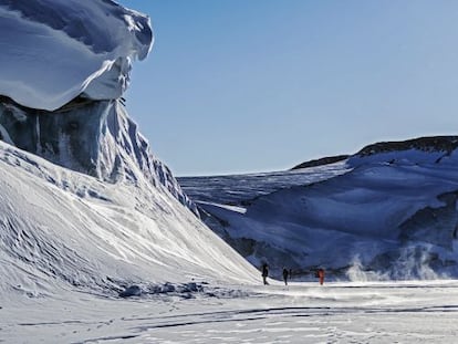 Cient&iacute;ficos de la Operaci&oacute;n IceBridge, este verano, frente al muro de hielo que es el frente del glaciar Great Land. NASA / Michael Studinger