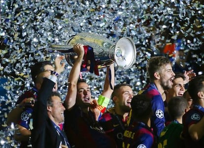 Xavi aixeca la Copa d'Europa del 2015, a Berlín.