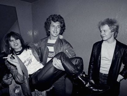 Chrissie Hynde con Steve Jones, que la tiene en brazos, y Paul Cook. Jones y Cook son los dos miembros de Sex Pistols a los que la cantante de The Pretenders no les pidió matrimonio.