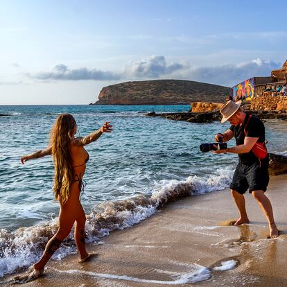Una modelo posa en Cala Comte, Ibiza. Al fondo, el Chiringuito Cala Escondida, uno de los mejores lugares para disfrutar del atardecer en esta parte de la isla.