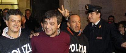Antonio Iovane, rodeado por polic&iacute;as, tras su detenci&oacute;n en 2010.