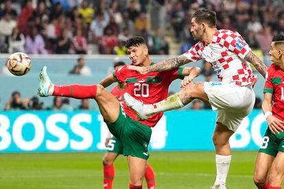 Marko Livaja, a la derecha, y Achraf Dari, luchan por la pelota.