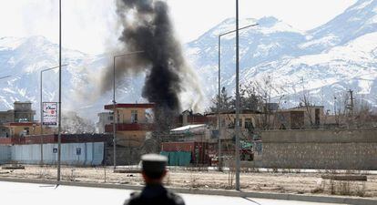 Una columna de humo se eleva tras una explosi&oacute;n y tiroteo entre talibanes y fuerzas afganas, el pasado 1 de marzo en Kabul.