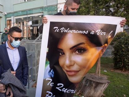 Un familiar de Sara Gómez muestra un cartel con su cara a la salida del cirujano Javier A. M. del Palacio de Justicia de Cartagena, este miércoles.