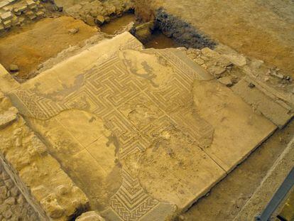 Mosaico Annus, con la imagen de doble cara destruida en el centro.