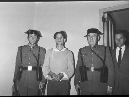 Raimundo Medrano, cuando fue detenido por la Guardia Civil junto a su amante en 1965.