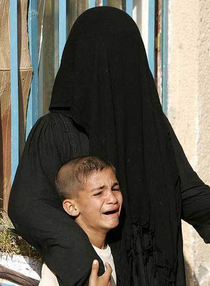 Una madre consuela a su hijo tras la detención de un familiar, en Muqdadiya.