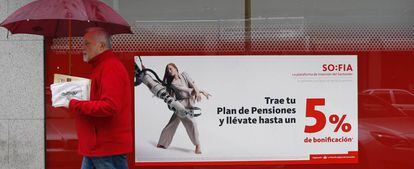 Un anuncio de planes de pensiones en una sucursal del Banco Santander, en Madrid.