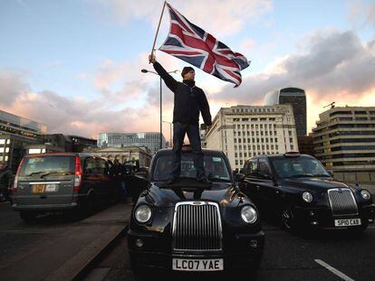 Portesta de taxistas contra Uber en Londres, en 2018.