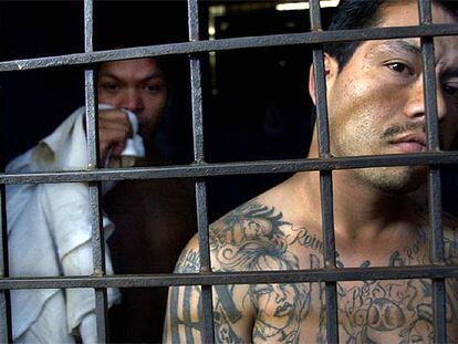 Un joven de la mara de El Salvador, con sus característicos tatuajes, en la cárcel de Soyapango.