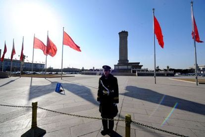 Un policía chino en la plaza de Tiananmen.