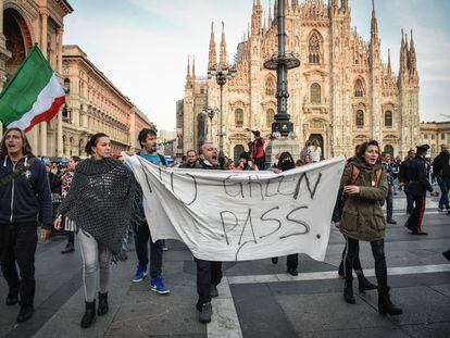 Protesta contra la exigencia del certificado de vacunación contra la covid, este viernes en Milán.