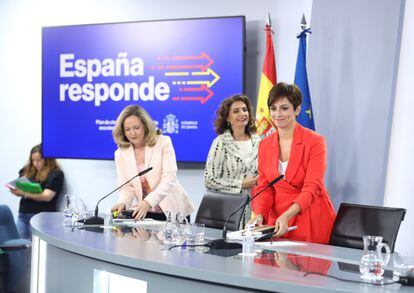 The Minister Spokesperson, Isabel Rodríguez;  the Minister of Finance and Civil Service, María Jesús Montero, and the First Vice President and Minister of Economic Affairs and Digital Transformation, Nadia Calviño, after the meeting of the Council of Ministers.