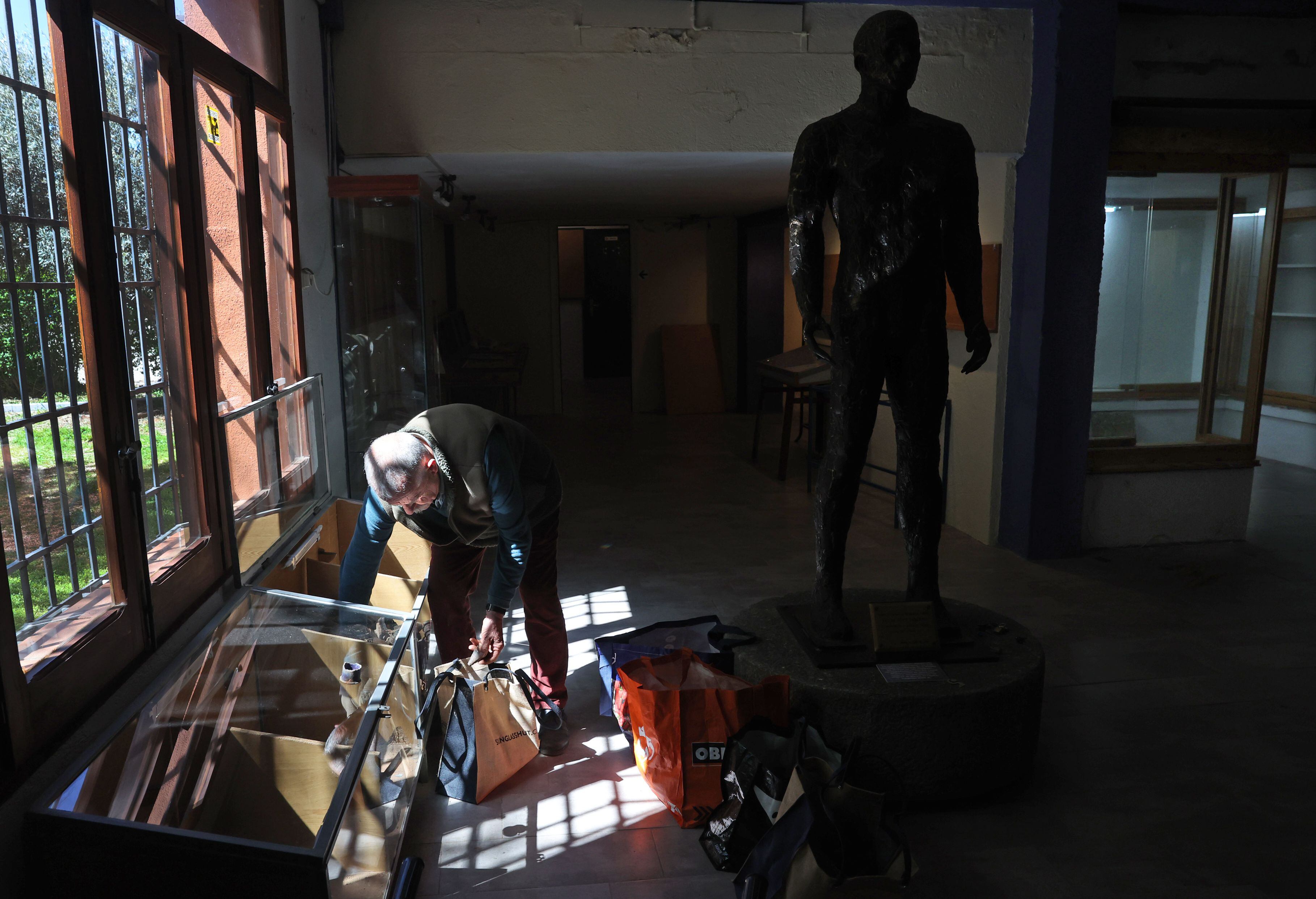 Goyo Salcedo, recogiendo cajas el miércoles.