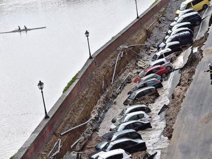 Varios vehículos aparecen engullidos por un socavón cerca del famoso Puente Viejo a orillas del río Arno, en el centro de la ciudad italiana de Florencia.