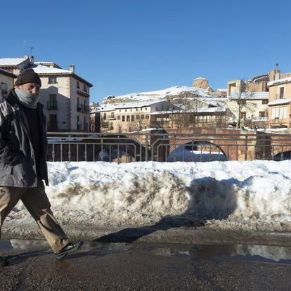 Un hombre camina por una calle de Molina de Aragón, este martes. En esta estación, la de Molina de Aragón, que acumula datos desde 1949, la temperatura de la pasada madrugada, -25,2ºC, es la más baja desde 1963 y la tercera más baja desde que tiene registros. 