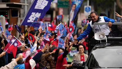 El candidato presidencial del Partido Nacionalista de Taiwán, Hou Yu-ih, saluda a sus seguidores desde una caravana mientras recorre un barrio de Taipéi, Taiwán, este martes.
